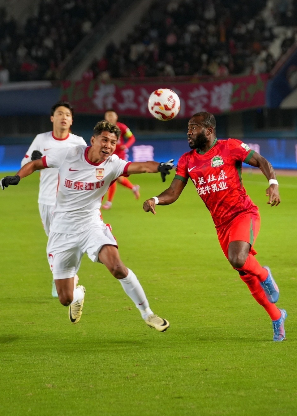 包含亚泰主场不敌，连续两战告负下滑明显的词条